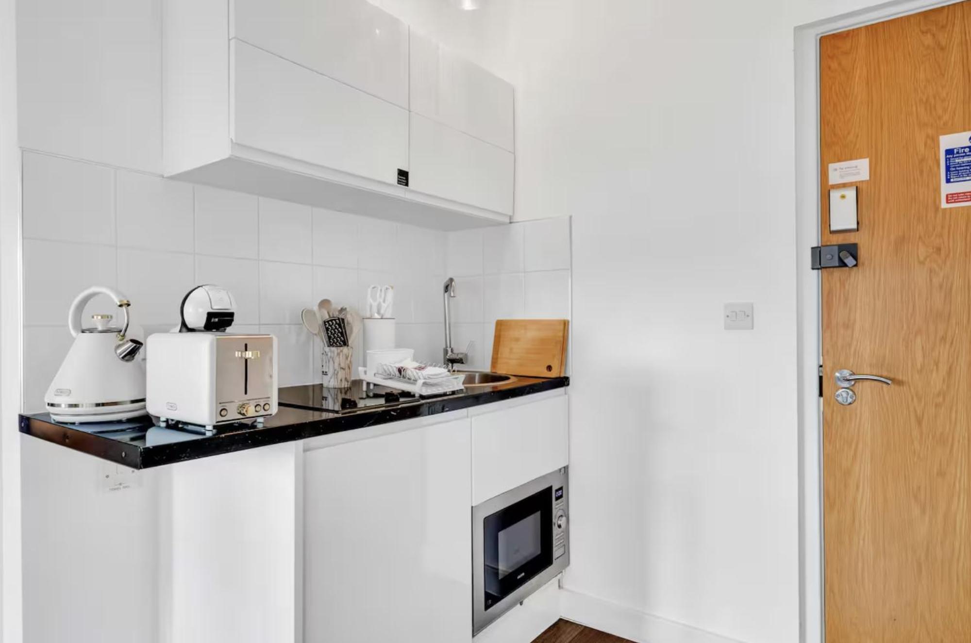 Urban Elegance Luxury Living With Kitchenette Apartment London Exterior photo